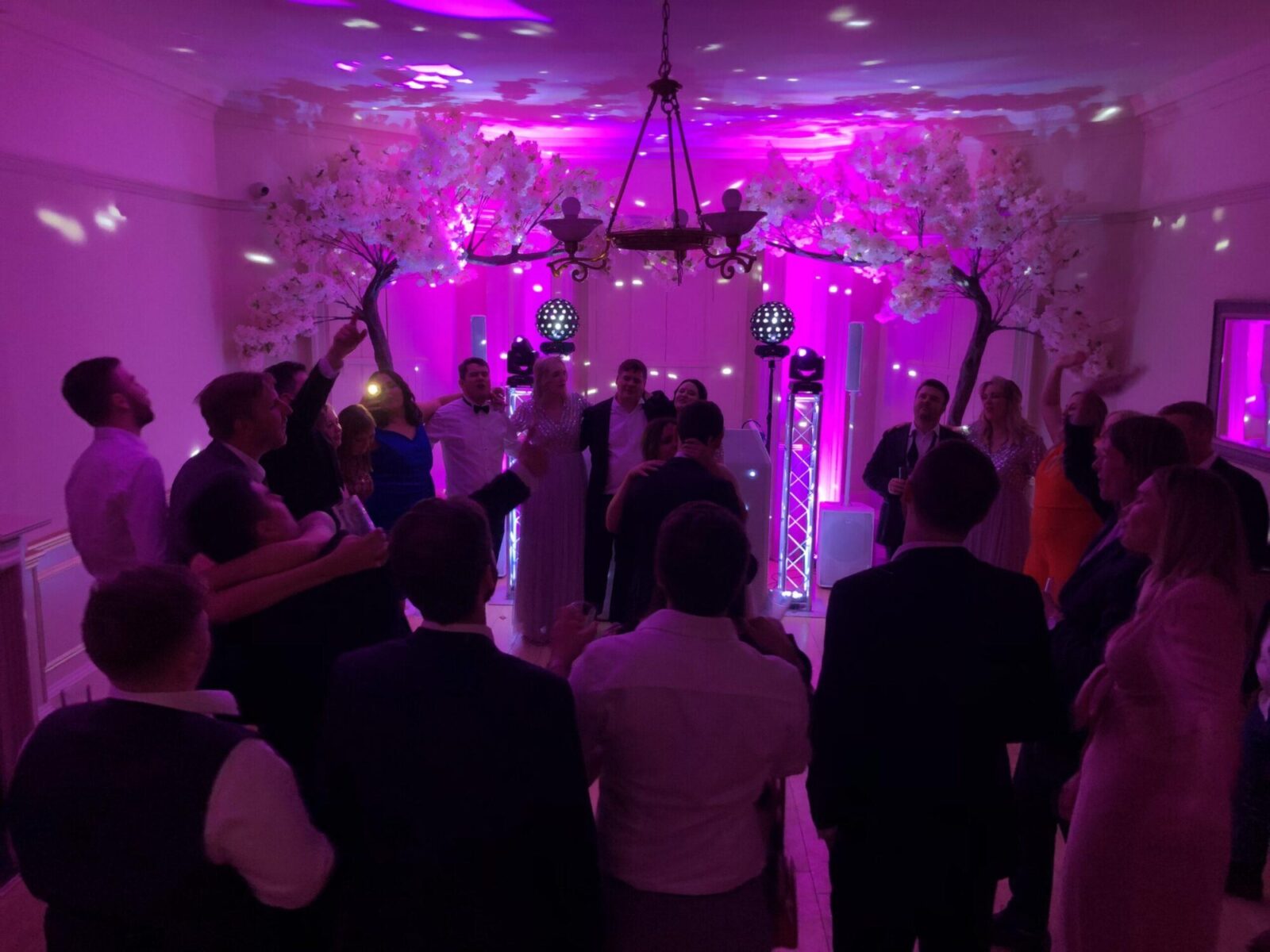 end of night singalong with bride and groom