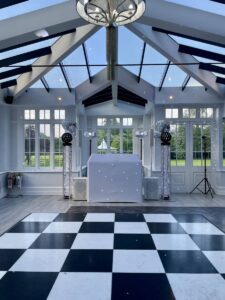 Silver XL package with black and white dancefloor